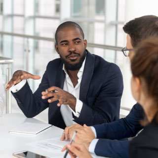 Um instrutor ensinando um grupo de funcionários.